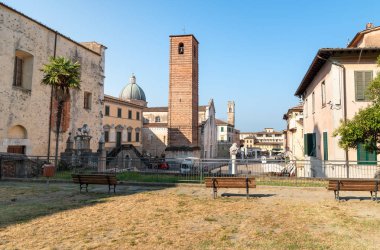Pietrasanta, Toskana, İtalya - 5 Temmuz 2019: Versilia'daki Pietrasanta Katedrali ile ana meydanın manzarası, Lucca eyaleti, Toskana, İtalya