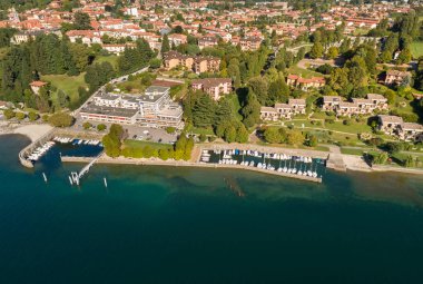 Ispra iskelesinin havadan görünümü, Varese, Lombardiya, İtalya eyaletinde Maggiore Gölü kıyısında küçük bir kasaba