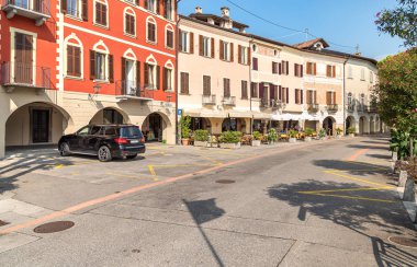 Morcote, Ticino, İsviçre - 26 Eylül 2019: Ticino, İsviçre'deki Lugano Gölü kıyısında açık hava barları ve hediyelik eşya dükkanları bulunan pitoresk Morcote köyünün manzarası