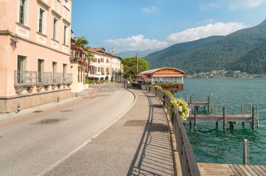 Morcote, Ticino, İsviçre - 26 Eylül 2019: Ticino, İsviçre'deki Lugano Gölü kıyısında açık hava barları ve hediyelik eşya dükkanları bulunan pitoresk Morcote köyünün manzarası