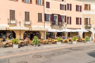 Morcote, Ticino, İsviçre - 26 Eylül 2019: Ticino, İsviçre'deki Lugano Gölü kıyısında açık hava barları ve hediyelik eşya dükkanları bulunan pitoresk Morcote köyünün manzarası