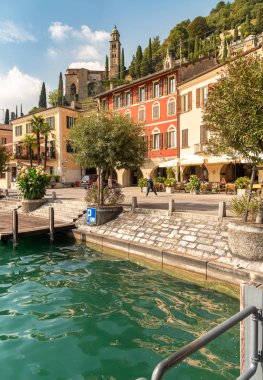 Morcote, Ticino, İsviçre - 26 Eylül 2019: Ticino, İsviçre'deki Lugano Gölü kıyısında açık hava barları ve hediyelik eşya dükkanları bulunan pitoresk Morcote köyünün manzarası