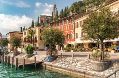 Morcote, Ticino, İsviçre - 26 Eylül 2019: Ticino, İsviçre'deki Lugano Gölü kıyısında açık hava barları ve hediyelik eşya dükkanları bulunan pitoresk Morcote köyünün manzarası