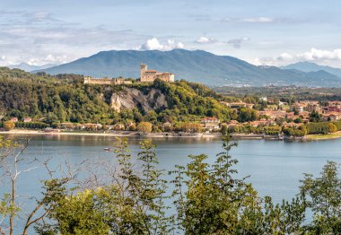 Angera'daki Rocca Borromea manzarası, İtalya'nın Varese eyaletinde ki maggiore tepetepesinde yer alan bir Borromeo Kalesidir.