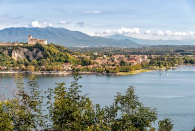 Angera'daki Rocca Borromea manzarası, İtalya'nın Varese eyaletinde ki maggiore tepetepesinde yer alan bir Borromeo Kalesidir.