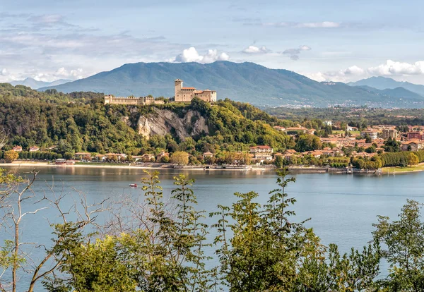 Vue Rocca Borromea Angera Est Château Borromée Qui Dresse Sur Images De Stock Libres De Droits