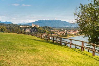 Arona Rocca Borromeo kamu parkAngera De Borromeo Kalesi görünümü, Varese ilinde göl kenarında Maggiore tepe üzerinde duruyor, İtalya