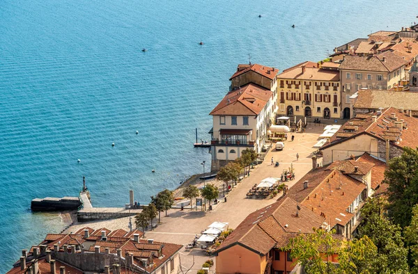 Novara eyaletinde Maggiore Gölü kıyısında yer alan Arona şehrinin üst görünümü, Piedmont, İtalya