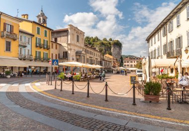 Arona, Piedmont, İtalya - 25 Eylül 2019: Piedmont, İtalya 'da bulunan Lake Maggiore' un kıyısında yer alan geleneksel bar, restoran ve dükkanlarıyla Central Square - Piazza Del Popolo