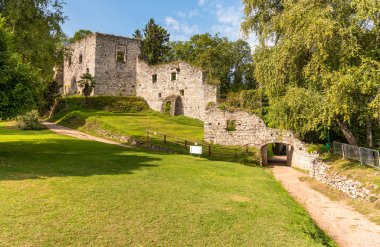 Halk parkı ve Arona 'nın ortaçağ Rocca Borromea kalıntıları, Arona, Piedmont, İtalya