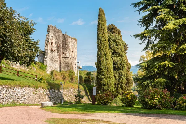 Allmän Park Och Ruinerna Den Medeltida Rocca Borromea Arona Ovanför — Stockfoto