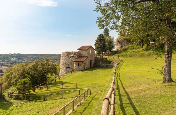 Allmän Park Och Ruinerna Den Medeltida Rocca Borromea Arona Ovanför — Stockfoto