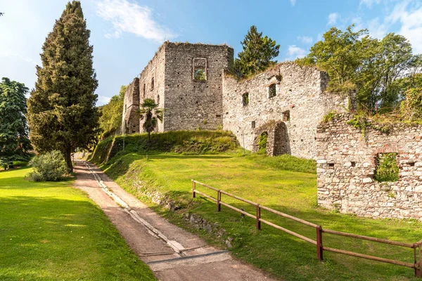 Halk parkı ve Arona 'nın ortaçağ Rocca Borromea kalıntıları, Arona, Piedmont, İtalya