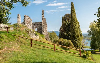 Halk parkı ve Arona 'nın ortaçağ Rocca Borromea kalıntıları, Arona, Piedmont, İtalya