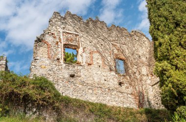 Halk parkı ve Arona 'nın ortaçağ Rocca Borromea kalıntıları, Arona, Piedmont, İtalya