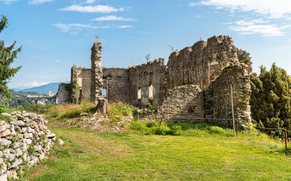 Allmän Park Och Ruinerna Den Medeltida Rocca Borromea Arona Ovanför — Stockfoto