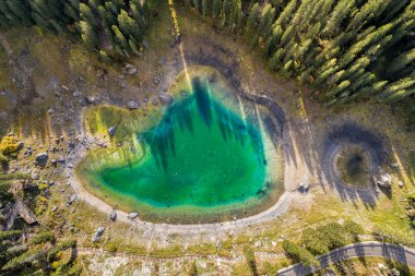 İtalya 'nın Güney Tyrol kentindeki Dolomitesin' de bulunan Carezza o Karersee Gölü 'nün havadan görünüşü