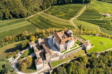 Castel Thun 'un Hava Görüntüsü, Gotik, Ortaçağ Tepe Şatosu, Vigo di Ton, Trento, İtalya