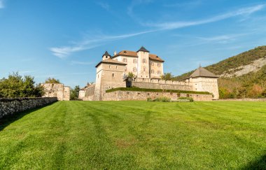 Castel Thun manzaralı, gotik, ortaçağ tepe şatosu, Vigo di Ton, İtalya Trento ili.