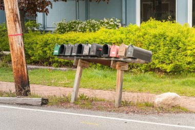 Long Grove yolu boyunca eski geleneksel Amerikan posta kutuları.