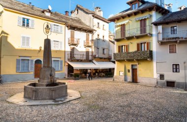 Domodossola, Piedmont, İtalya - 11 Kasım 2016: Domodossola 'nın tarihi merkezinde sokak, Verbano Cusio Ossola, Piedmont, İtalya