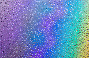 Suyun arkaplanı rengarenk yüzeye düşer.