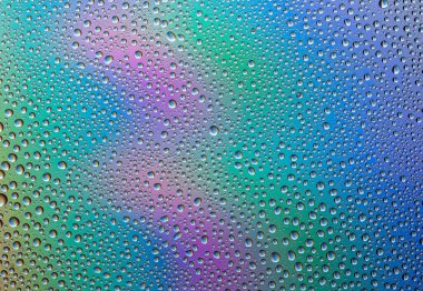 Suyun arkaplanı rengarenk yüzeye düşer.