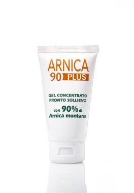Beyaz plastik tüp ve beyaz arka planda Arnica 90 + jel izole.