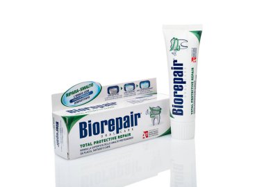 Varese, İtalya - 13 Haziran 2020: Biorepair - tamamen koruma amaçlı, beyaz arka planda izole edilmiş kutulu diş macunu tüpü. Oral Bakım ürünü.