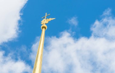 Aziz Petersburg, Rusya 'daki Peter ve Paul Katedrali' nin kulesi üzerinde Angel ve Cross