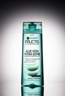 Lombardy, İtalya - 8 Temmuz 2020, Garnier Fructis, Aloe Vera Hydra Bomba Tahkimatı.