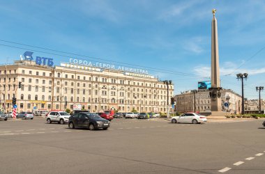 Saint Petersburg, Rusya Federasyonu - 11 Mayıs 2015: Bu başarının anısı: Rusya 'nın Vosstaniya Meydanı' ndaki kahraman şehir Leningrad 'a bir dikilitaş