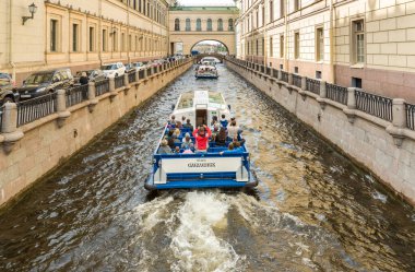 Saint Petersburg, Rusya - 15 Haziran 2015: Saint Petersburg, Rusya 'da Neva nehir kanallarında yüzen yolcu gemileri