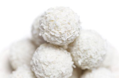 Beyaz hindistan cevizli trüf mantarı. Beyaz arka planda yakın plan, seçici odaklanma..