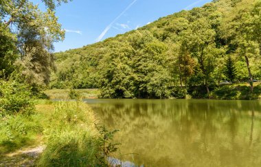 Yazın Valey Rasa 'da Brinzio Gölü manzarası, Varese, Lombardy, İtalya.