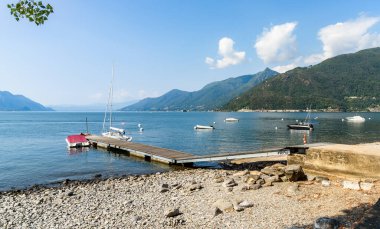 Güneşli bir günde Maggiore Gölü manzarası, Maccagno, Varese, İtalya