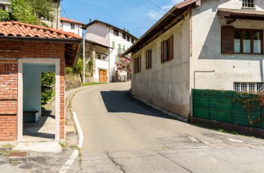 İtalya 'nın Lombardiya eyaletinin Varese ilçesine bağlı Castello Cabiaglio antik köyündeki sokaklar
