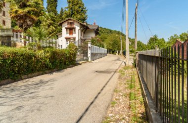 İtalya 'nın Lombardiya eyaletinin Varese ilçesine bağlı Castello Cabiaglio antik köyündeki sokaklar