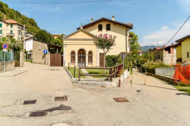 Varese, Lombardy, İtalya 'daki Castello Cabiaglio antik köyünde San Rocco' ya adanmış şapelin manzarası