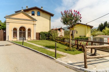 Varese, Lombardy, İtalya 'daki Castello Cabiaglio antik köyünde San Rocco' ya adanmış şapelin manzarası
