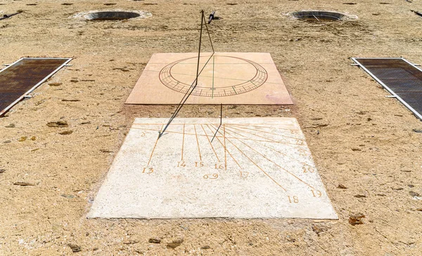 Reloj Marcación Solar Con Números Romanos Antigua Pared Piedra —  Fotos de Stock