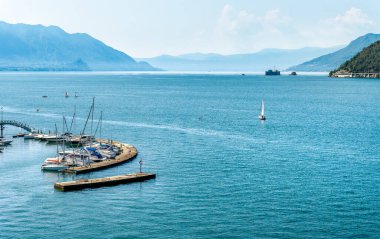 Güneşli bir günde Maggiore Gölü manzarası, Maccagno, Varese, İtalya