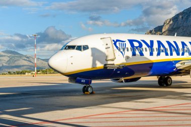 Palermo, İtalya - 29 Eylül 2020: Düşük maliyetli havayolu şirketi Ryanair 'in Boeing Aircraft' ı Palermo Falcone Borsellino Havalimanı, Punta Raisi, Sicilya