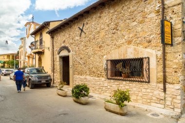 Parrini, Sicilya, İtalya - 27 Eylül 2020: Partinico belediyesindeki Partini antik köyünü ziyaret eden turistler, Palermo, Sicilya, İtalya