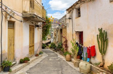 Parrini, Sicilya, İtalya - 27 Eylül 2020: İtalya 'nın Sicilya eyaletinin Partinico belediyesine bağlı Parrini antik köyünün merkezindeki Dar Sokak