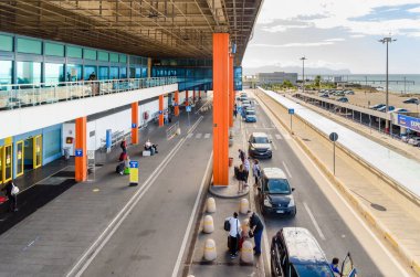 Palermo, Punta Raisi, İtalya - 29 Eylül 2020: Park ve Akdeniz manzaralı Palermo Falcone Borsellino Havaalanı Terminali.