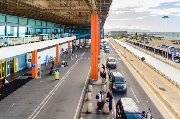 Palermo, Punta Raisi, İtalya - 29 Eylül 2020: Park ve Akdeniz manzaralı Palermo Falcone Borsellino Havaalanı Terminali.