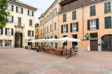 Varese, Lombardy, İtalya - 21 Temmuz 2016: Varese 'nin tarihi merkezinde çok sayıda bar, restoran ve dükkan bulunan yaya bölgesi.
