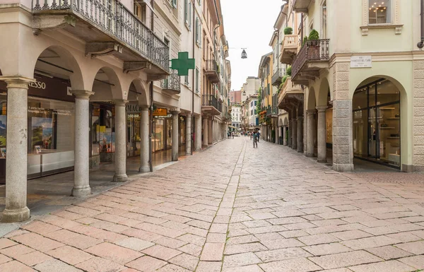 Varese, Lombardy, İtalya - 21 Temmuz 2016: Varese 'nin tarihi merkezinde ana yaya alışveriş caddesi.
