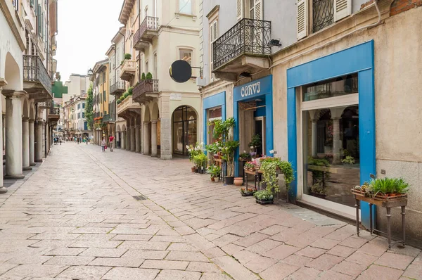Varese, Lombardy, İtalya - 21 Temmuz 2016: Varese 'nin tarihi merkezinde ana yaya alışveriş caddesi.